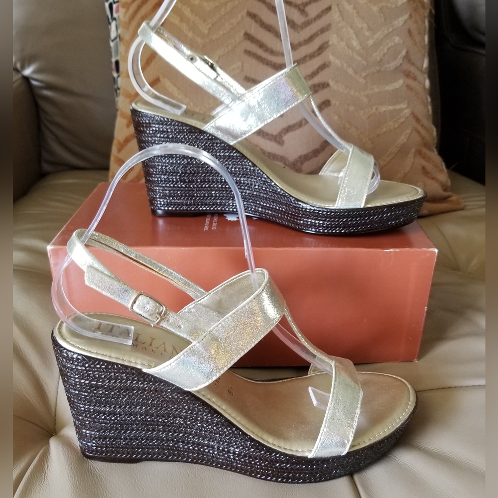 New Italian Shoemakers Shale Platinum Wedge 8.5